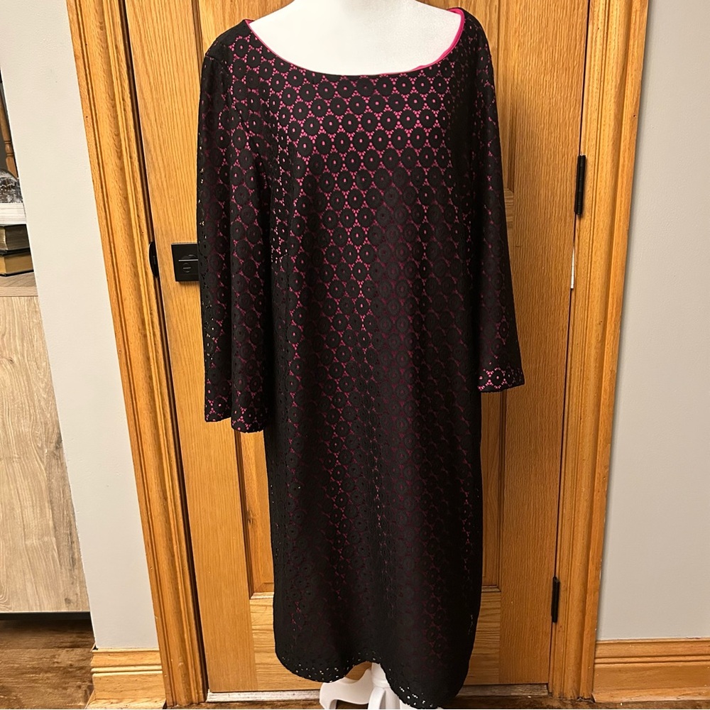 AVENUE Women’s Plus Size Dress Round Scoop Neck 18/20 Black lace with pink slip.